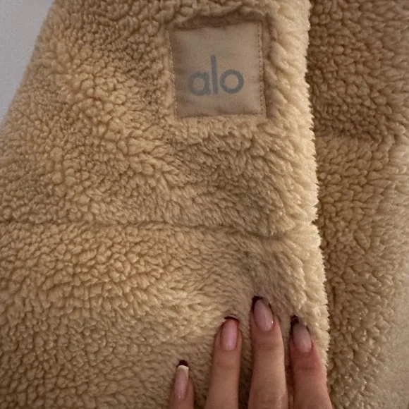 ALO Yoga Men’s  Sherpa Puffer Jacket in Camel - Picture 4 of 5